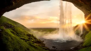 The Seljalandsfoss waterfall in Iceland at sunrise: so impressive can be a round trip through Iceland