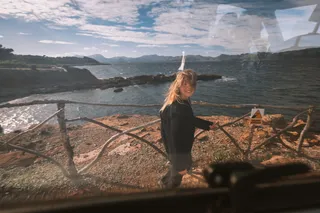 Junge Frau an der Küste in Mallorca im Herbst
