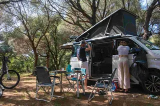 Camper auf Campingplatz auf Korsika