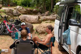 Camper am Campingplatz auf Korsika